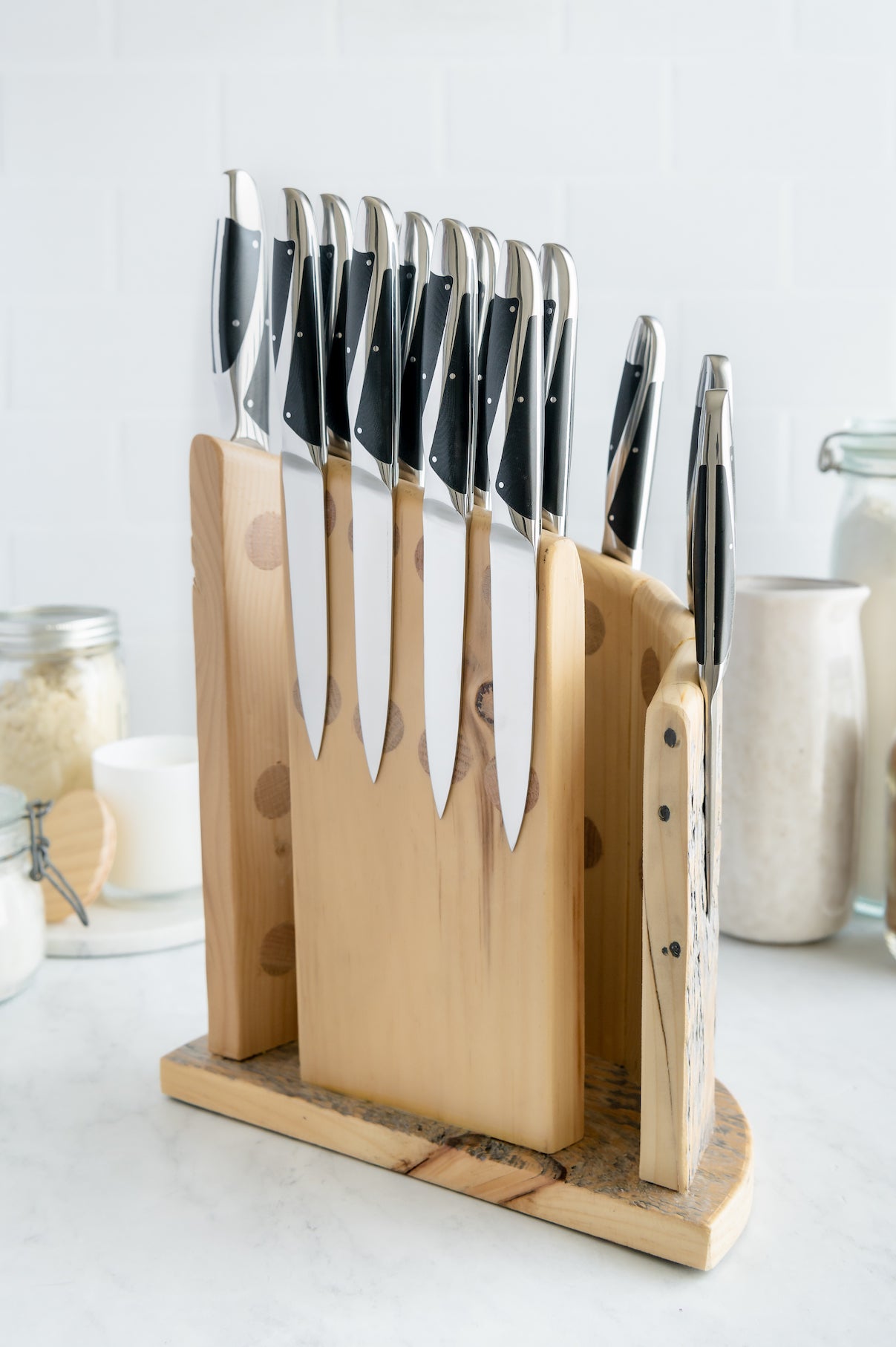 https://www.tahoekitchencompany.com/cdn/shop/files/ReclaimedKnifeBlock4.jpg?v=1695847419